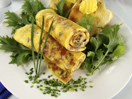 Mushroom omelette rolls with shiitake and sesame