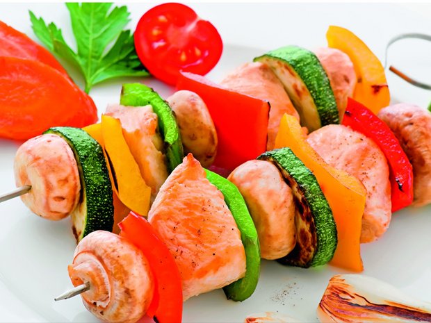 Skewered chicken and vegetables with fiery mango-chutney