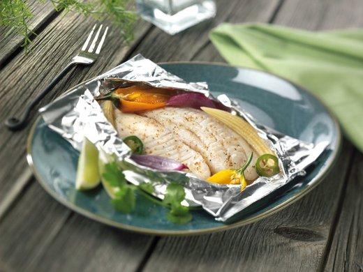 Fish parcels with vegetables and herb dip