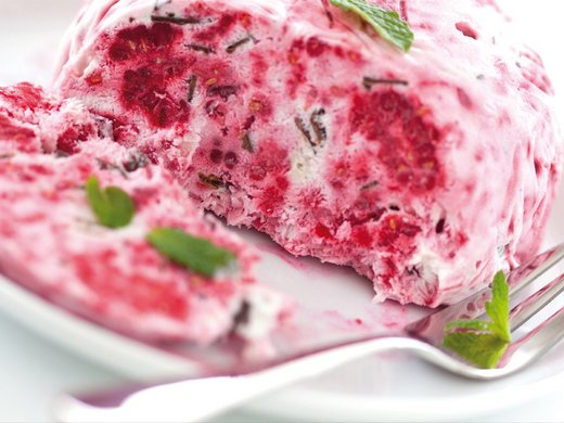 Raspberry parfait with peach slices