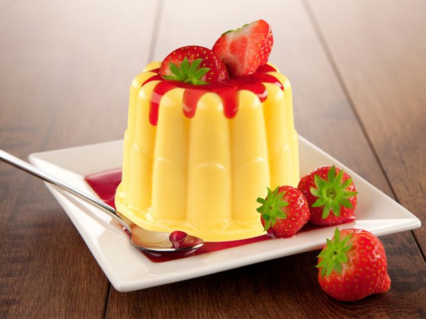 Egg white pudding with strawberry cream