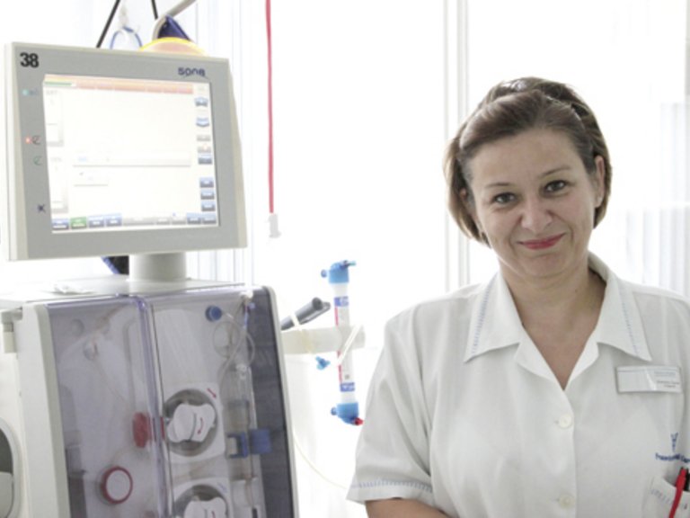 headnurse and dialysis machine